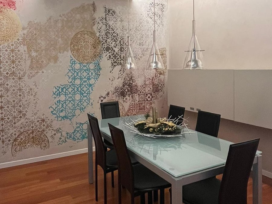 Parete decorativa con calce cruda.
