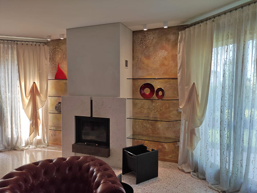 parete decorata con calce cruda e materiali materici